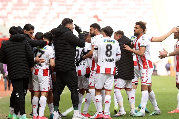 Günün ilk maçında Sivasspor evinde Kayserispor'u 5-2 yenmeyi başardı. Kayserispor iki kırmızı kart gördü. Biri ise oldukça ilginçti.