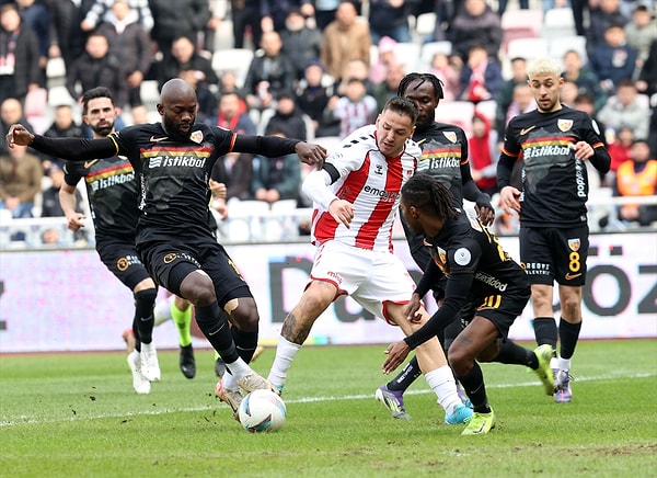 Kayserispor'da Stephane Bahoken, takım arkadaşı Miguel Cardoso'ya tokat attığı gerekçesiyle kırmızı kart görerek oyundan atıldı. Bu ilginç ana izleyenler inanamadı.