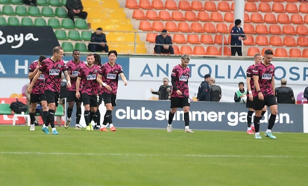 Karşılıklı gollerle geçilen maçta Başakşehir 57.dakikada 3-2 öne geçti. Ancak Alanyaspor 80 ve 83'te 4-3 öne geçti. Maç böyle bitecek derken birer gol daha atıldı ve Alanyaspor 5-4 kazandı.