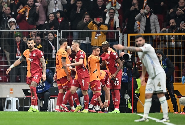 Günün son maçında ise iki golü VAR'dan dönen Galatasaray rakibi Konyaspor'u 1-0 yenerek maç fazlasıyla puan farkını 9'a çıkardı.