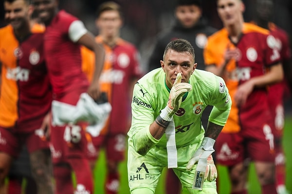 Muslera, "429 maç. Bu aynı zamanda yavaş yavaş sona geldiğimiz anlamına da geliyor." açıklaması yaptı.