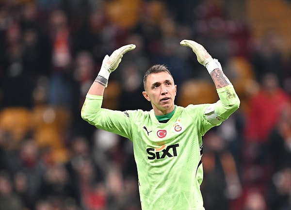 Muslera, "Asla durmayacağım, elimden geleni yapmaya devam edeceğim. Zamanı gelince de konuşulacak şeyler konuşulur." dedi.