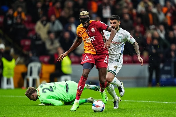 Victor Osimhen, “Gazetecilere vurmadım onlar yalan söylüyor. Neden yüzüme flaş tutuyorsunuz röportaj için izin istemeniz gerekiyor." dediğini iddia etti.