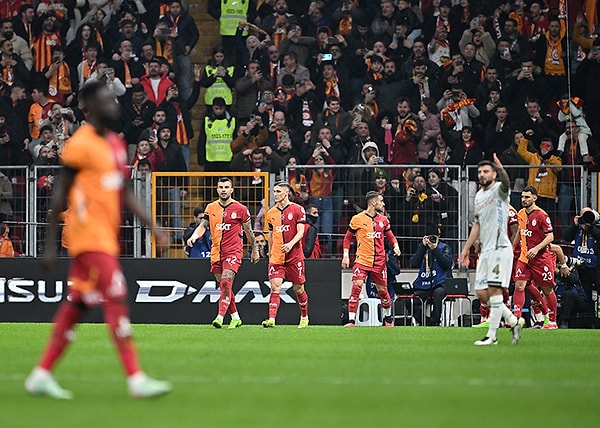 Süper Lig'de lider Galatasaray, 21. haftada Konyaspor'u evinde tek golle geçti.