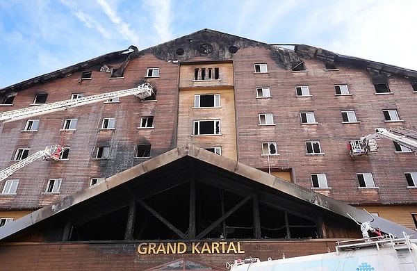 “Yanan otele inşaat ruhsatı, iskan ruhsatı verdiği bizzat bakan tarafından paylaşılan İl Özel İdare yetkililerine bir tek soru sorulmadı.”