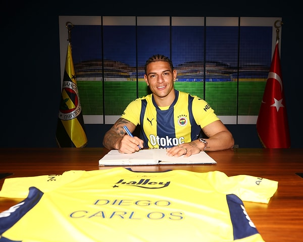 Aston Villa'dan stoper Diego Carlos, çubuklu formayı sırtına geçirmişti.