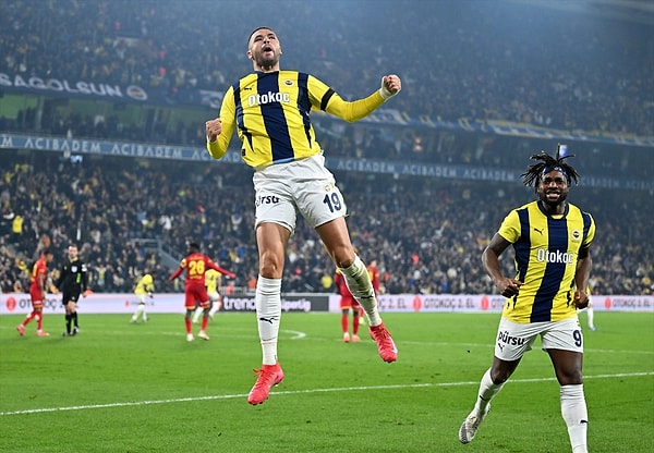 İkinci yarı ise bambaşka bir Fenerbahçe izledik. İkinci yarının ilk saniyelerinde golle buluşan Fenerbahçe maçın kontrolünü de eline aldı.