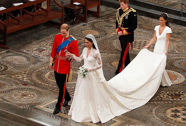 Güzel Prenses, 29 Nisan 2011'de 72 milyon kişinin izlediği Westminster Abbey'de masalsı bir törenle dünyaevine girdi. O gün gelinlik seçimiyle hepimizi büyüleyen Kate Middleton'un kıyafet tercihindeki başarısını daha çok konuşacağımızı o günden anlamıştık!