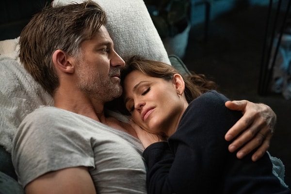 İlk sezonu 2023 yılında yayınlanan dizide başrolleri Nikolaj Coster Waldau ve Jennifer Garner paylaşıyor. Dizide kocası Owen'ın gizemli bir şekilde ortadan kaybolmasının ardından 16 yaşındaki üvey kızı Bailey ile ilişki kurması gereken Hannah'ın hikayesini konu ediyor.