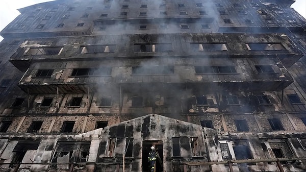 Mutfaktan alevlerin yükseldiğini gören aşçı ile mutfak çalışanları yangına müdahale etmek istedi. Alevlere yangın tüpü ile müdahale etmek yerine yanan cihazı suyla söndürmeye çalıştı. Ancak kızgın yağın suyla teması sonrasında alevler daha da büyüyerek etrafa yayıldı.