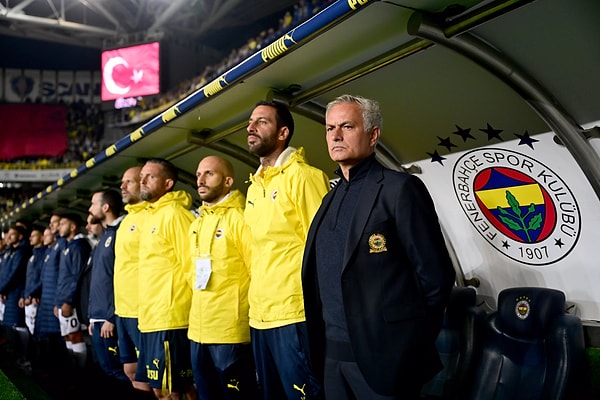 Fenerbahçe'de Jose Mourinho dört sarı kart gördüğü için bu hafta kulübedeki yerini alamadı. Ancak kulübede en az onun kadar hırslı bir isim daha var.