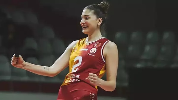 Sıkı bir Galatasaray taraftarı olan İlkin Aydın, bu sevgisini her röportajında dile getiriyor. Bu kez kurduğu kadroda bunu gösterdi.