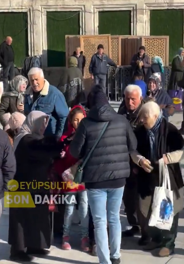 İlk başta poşeti açıp herkesin alması için uzatıyordu ancak üstüne doğru gelindiğini fark edince ne yapacağını şaşırdı.