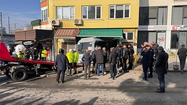 Kaza, Kartal Karlıktepe Mahallesi Yakacık Caddesi üzerinde saat 09.30 sıralarında meydana geldi. İddiaya göre, frenin patlaması sonucunda sürücü Fehmi G.'nin direksiyon hakimiyetini kaybettiği 34 M 3072 plakalı yolcu minibüsü, cadde üzerinde bulunan bir kuaföre girdi.