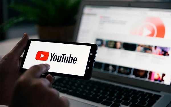 YouTube’un kullanıcıların karşısına bu kadar çok reklam çıkarmasının nedeni ise Premium aboneliğe teşvik etmek. Reklam olmadan YouTube videolarını izlemek için kullanıcıların Premium abonesi olması şart.