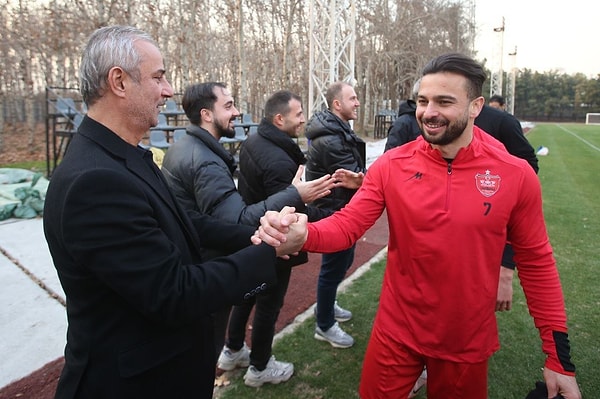 İsmail Kartal'ın ilk maçlarına çıkmadan önce statta yaptığı ise İranlı taraftarların gönlünü bir kez daha fethetmiş görünüyor.