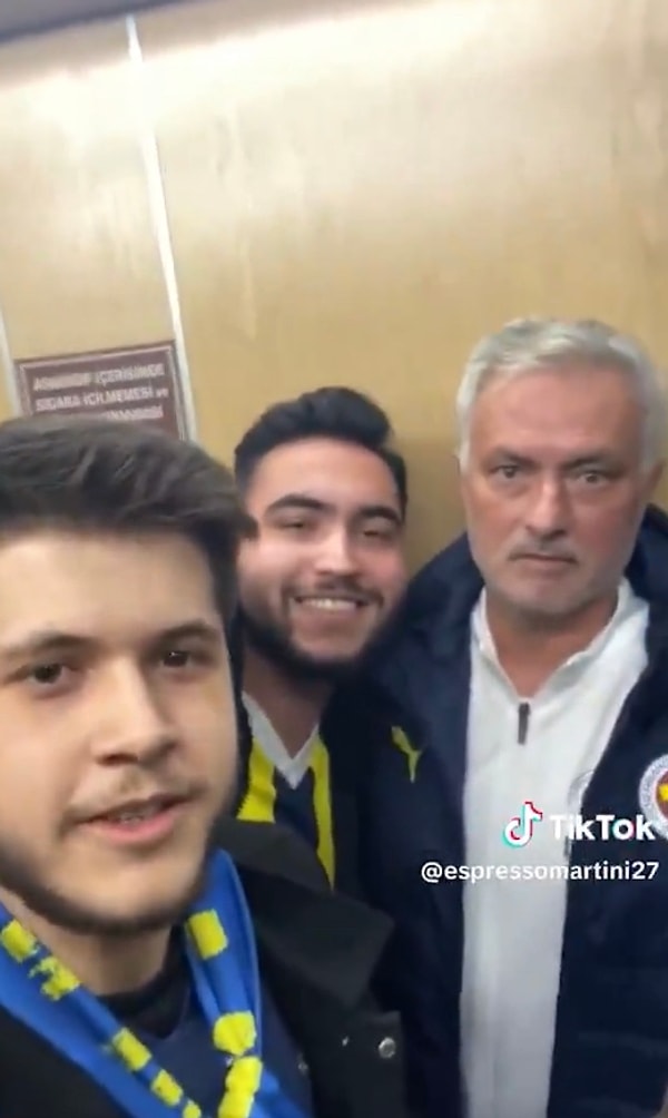 Mourinho’nun yanından ayrılmayan taraftarlardan biri sevgi patlaması yaşayınca omzuna bir buse kondurdu.