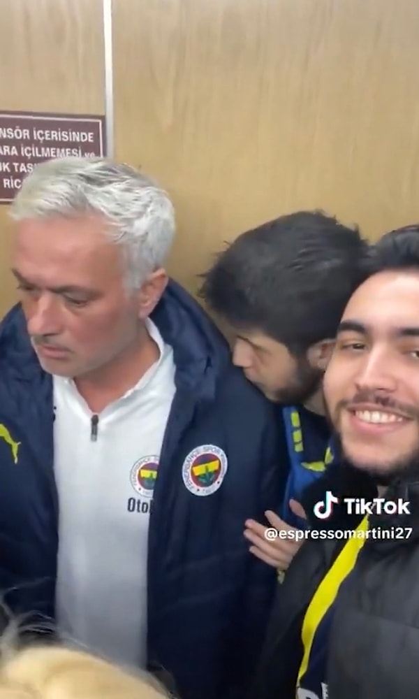 Mourinho ne yaptığını anlayamadı ve bakışlarından düşüncelerini okuduk. O anlar izleyenleri güldürdü.