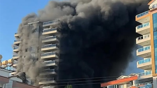 Antalya’nın Alanya ilçesinde otel inşaatında da yangın çıktı.