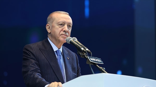 Cumhurbaşkanı Erdoğan, Gençlik Kolları 7. Olağan Kongresi’nde açıklamalarda bulunurken gündem olacak bir an yaşandı. Konuşmasını sürdüren Erdoğan’ın dikkatini alandaki bir pankart çekti…