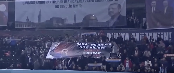 Pankartı tutanlara “Şunu ger biraz” diye seslenen Erdoğan yazılanı okudu: “Çakal ne kadar hile bilirse kurt da o kadar yol bilir.”