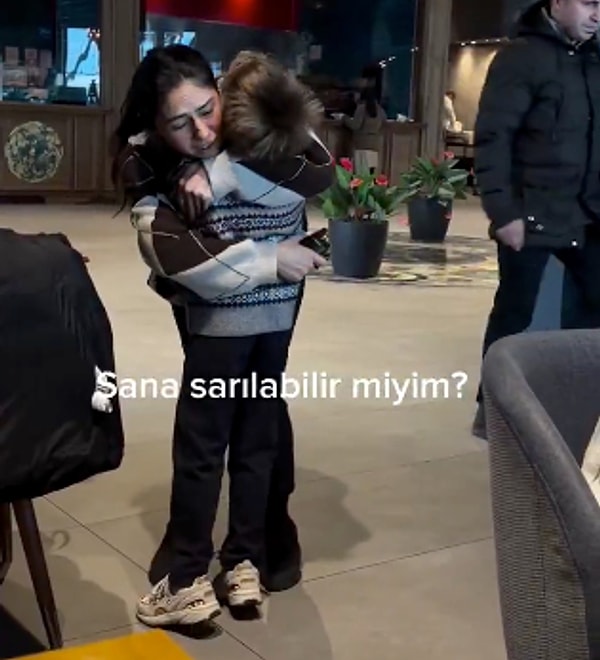 Bu sıcacık an, kadının yüzündeki tüm stres ve üzüntüyü bir anda silip süpürdü. Sarılmanın gücüyle günü güzelleşen kadının mutluluğu, izleyenlerin de kalbine dokundu.