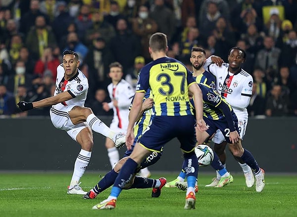 Josef de Souza için derbi canavarı demek abartı olmaz. Fenerbahçe ile damga vurduğu derbilerde Beşiktaş formasıyla daha fazlasını gösterdi. Fenerbahçe'ye attığı gol ise hala hafızalarda.