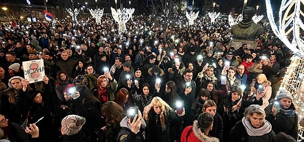 1 Kasım günü Sırbistan'ın kuzeyindeki Novi Sad kentinde tren istasyonun çatısı çökmüş ve 15 vatandaşın ölümüne neden olmuştu. O günden beri protestolar sürüyor.