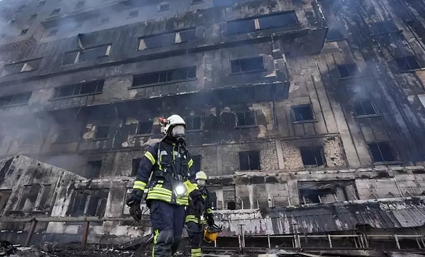 “Hatta biz çıkarken üzerimizde bir patlama oldu. Daha sonra biz çıktık. 2-3 dakika geçti, geçmedi şiddetli bir patlama oldu. 6. kata kadar devam etti.”