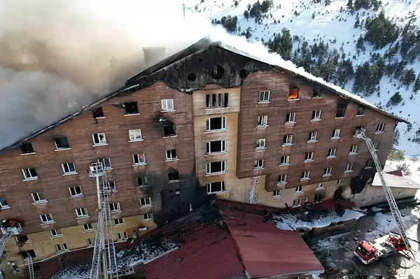 “Baca temizlenmediği, orada donmuş yağlar olduğu için ve kızgın yağı su ile söndürmeye çalışıyorlar, büyüyor. Otel müdürüne talimat geliyor. Müdür 'Personeli uyandırın, kimseye haber vermeyin, biz bunu kendi aramızda söndürürüz. Personelin bir kısmını otoparka gönderin’ diyor. Halit Ergül, otel müdürü Zeki Yılmaz’a talimat veriyor.Bu otelde işler böyle dönüyordu zaten. Herhangi bir problem olduğunda personel kendi arasında halleder. Kimseye haber vermez. Çok uyuyor bu senaryo.”