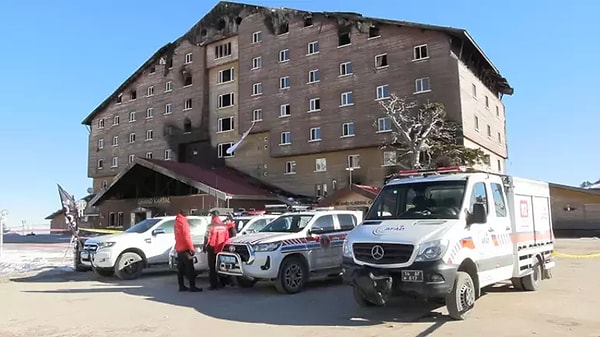 “Otel Allah’a emanet devam ediyordu. 12 Aralık’ta bir denetim yapıldı ve personelin kullandığı asansöre kırmızı etiket yapıştırıldı. ‘Asansöre binmek tehlikeli ve yasaktır’ demekti bu. Ama biz 12 Aralık’ta beri asansörü kullanmaya devam ettik. Gaz sızıntısı, borular patlıyordu. Personel ‘bu sezonu da sağ salim kapatabiliriz şeklinde şakalaşarak konuşuyordu’ diyordu.”