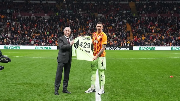 Kolaydan başlayalım... Fernando Muslera, 429 kez ile Süper Lig'de en çok forma giyen Galatasaraylı futbolcu unvanını kimden aldı?