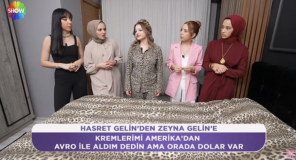 Diğer gelinlerin "Amerika para birimi dolar" demesiyle savunmaya geçen Zeyna'nın "Euro daha yüksek olduğu için, tabii ki de ben euro ile ödeyeceğim. O yüzden euro ile ödedim" demesi de fena beyin yaktı.