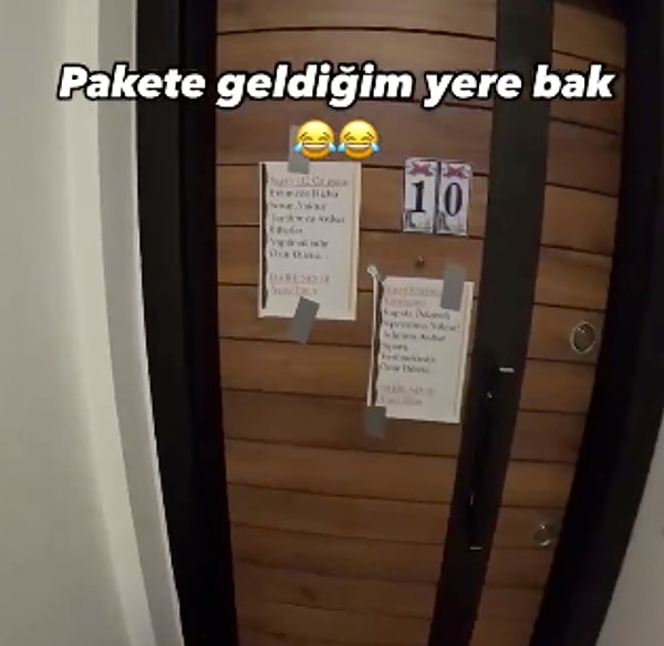 Kapıya yapıştırılmış olan notta şu ifadeler yer alıyordu: “Sayın kurye kardeşim; kapıda ödemeli siparişimiz yoktur. Adımıza asılsız siparişler verilmektedir.”