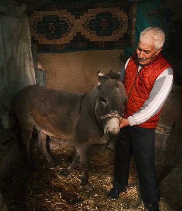 Elazığ’ın Keban ilçesinin Saraycık köyünde yaşayan Turan amcamız, “Dünya bana düşman olsa ben bunları bırakmam” sözleriyle sevgisini açıklamıştı.