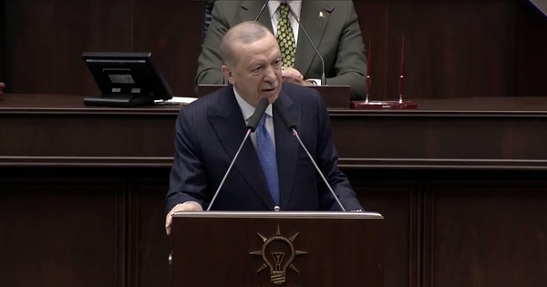 Cumhurbaşkanı Erdoğan, partisinin grup toplantısında açıklamalarda bulunuyor. Bolu Kartalkaya’da bulunan Grand Kartal Otel’de meydana gelen faciaya dair konuşan Erdoğan, yeni gözaltılar olduğunu aktardı.