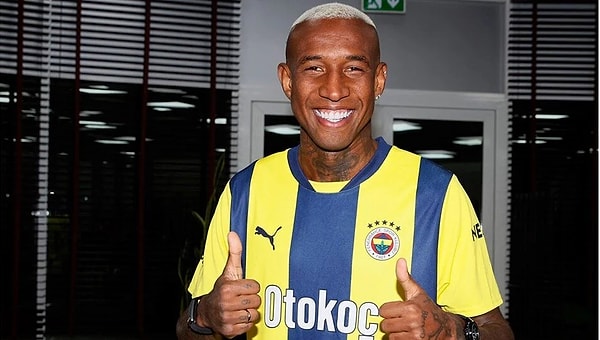 Sarı-lacivertli kulüp Talisca'nın futbolcularla buluşma anını sosyal medyadan bir klip şeklinde paylaştı. Videoda, Talisca’yı ilk karşılayan isimlerden biri Beşiktaş’tan eski takım arkadaşı Cenk Tosun oldu.