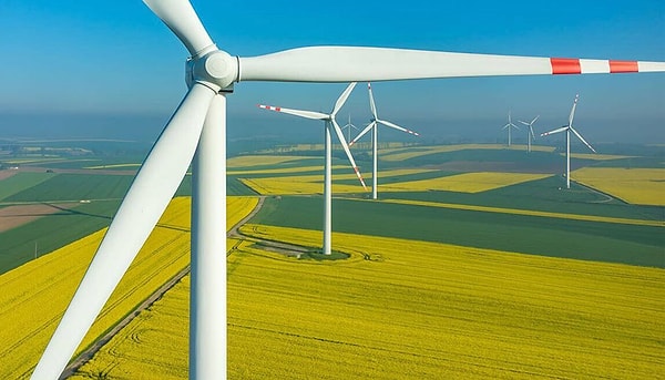 Bazen talep düşük olduğu için rüzgar türbinlerine ihtiyaç kalmaz veya daha ekonomik bir enerji santrali devreye girer. Bu durumlarda bazı rüzgar türbinleri durdurulur.