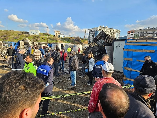 Patlama, saat 16.00 civarında meydana geldi. İşçilerin barındığı, konteynerler ve geçici barakaların bulunduğu bu alanda, banyo olarak kullanılan bölümdeki sıcak su kazanının patladığı belirtildi.