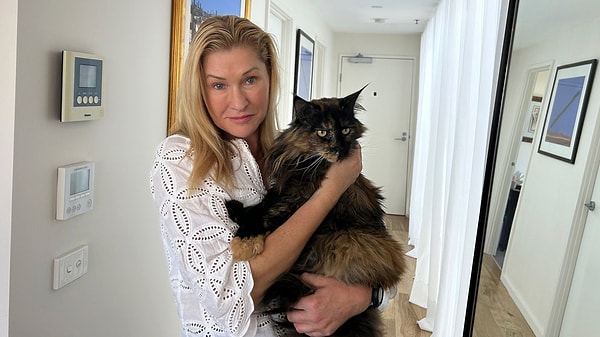 Mittens' owner, Margo Neas, explained that when they arrived in Australia, she waited for three hours for her cat, but Mittens was not delivered.