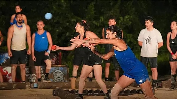 4. Survivor 2025'te korkutan bir an yaşanmıştı. Adada yemek yaptığı sırada gözüne kızgın yağ sıçrayan Ayşe, yağın korneasına gelmesi sebebiyle hastanede tedavi altına alınmıştı. Dün akşam yayınlanan bölümde oyun alanına sargılı olarak geldiği görülen Ayşe, sağlık durumuyla ilgili ilk açıklamayı yaptı.