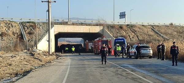 Yaralıların da olduğu belirtilirken, yoldan geçen diğer araç sürücülerinin ihbarıyla olay yerine çok sayıda ambulans ve polis ekibi sevk edildi.