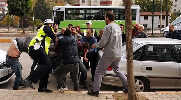 Türkiye’nin en kalabalık şehri İstanbul trafiğiyle de dillere düşmüş durumda. 7/24 trafik yoğunluğuna sahip megakentte sürücü olmak da sağlam psikoloji gerektiriyor. Türkiye’de yaşayan vatandaşlar olarak sürücülerin nezaketsizliğini hep dile getirmişizdir.