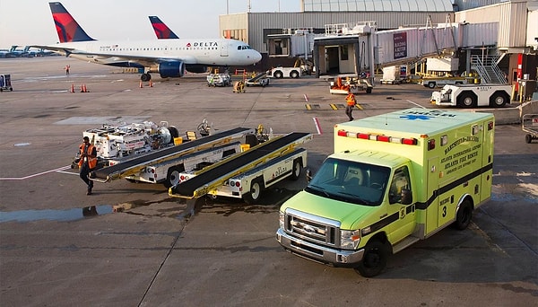 Ancak uçakta ölüm gerçekleştiğinde acil iniş yapılmıyor. Eğer kişi kesin olarak vefat ettiyse, uçuş normal prosedürlere uygun şekilde devam ediyor ve inişten sonra ambulans ya da adli tıp yetkilileri devreye giriyor.