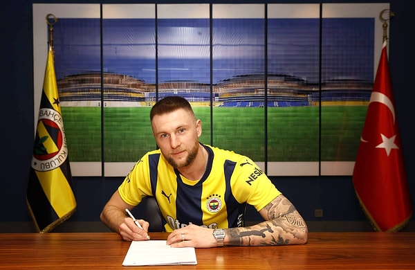 Diego Carlos ve Anderson Talisca'yı renklerine bağlayan Fenerabahçe, Milan Skriniar'a da resmi imzayı attırdı.