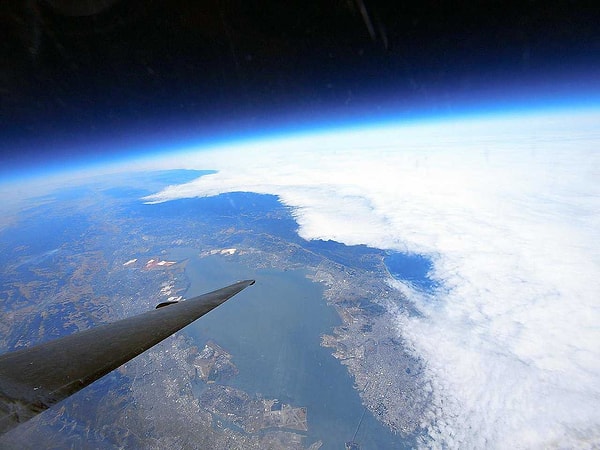 Ancak burada çok kritik bir nokta var. Kaldırma kuvveti yalnızca hava varken oluşabilir! Yani uçakların havada kalabilmesi için yeterli hava yoğunluğuna ihtiyaçları vardır.