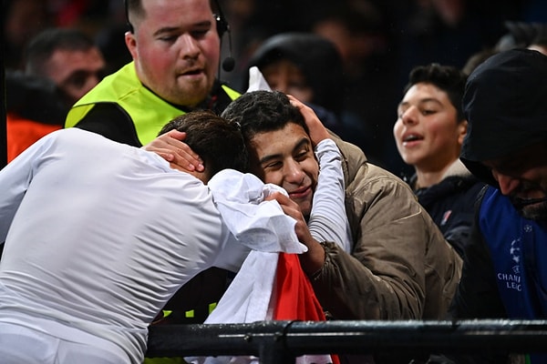 Genç yıldız, kendisini tribüne çağıran taraftara formasını çıkarıp hediye etti. Büyük sevinç yaşayan taraftarın "Ağabey çok teşekkürler, ağabey bir sarılayım" sözleriyle Arda'ya seslendiği duyuldu.