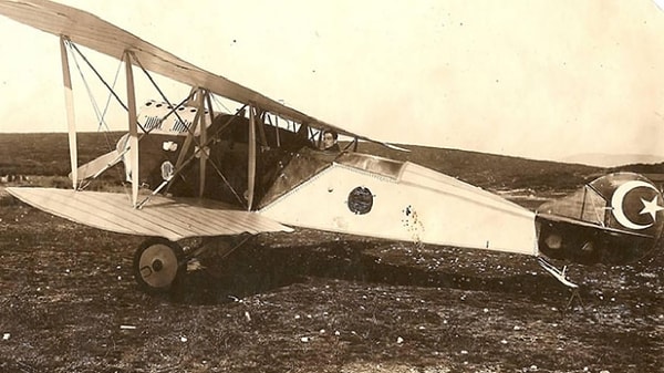 2. Türkiye'nin ilk kadın pilotu kimdir?