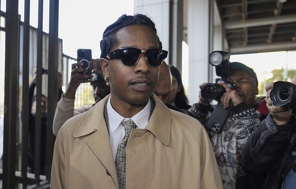 ABD’li rapçi ASAP Rocky 2021 yılında eski bir arkadaşını yarı otomatik silahla vurduğu suçlamasıyla yargılanıyor. Los Angeles’ta görülen davanın ilk duruşmasına sevgilisi Rihanna da katıldı.