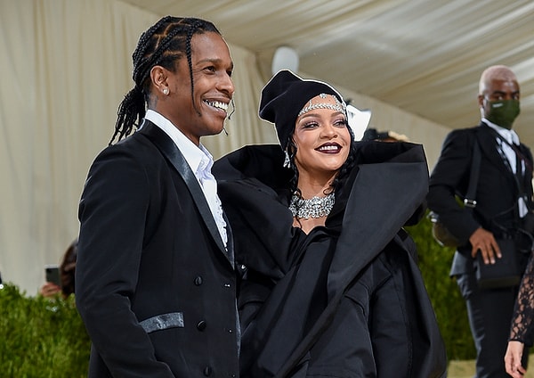 Rihanna ve ASAP Rocky 2019 yılından beri birlikte ve çiftin 2,5 yaşında RZA ve 1,5 yaşında Riot adında iki oğulları bulunuyor. Şimdi ise tüm gözler Rocky’nin bu davadan nasıl bir karar alacağına çevrilmiş durumda!